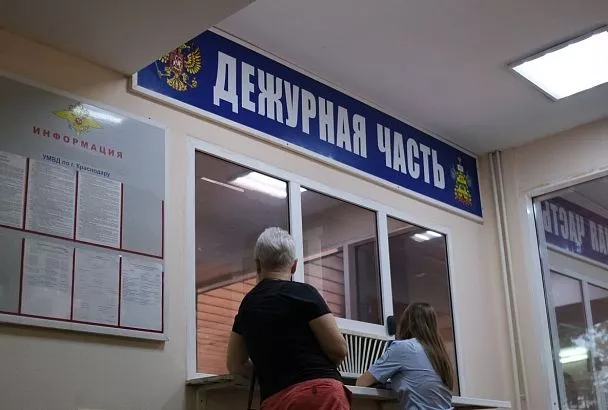 Пьяная приезжая сорвала гирлянду из российских флагов и выбросила ее в мусорку в Краснодаре