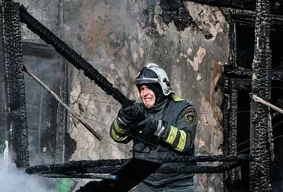 Крупный пожар тушат на складе под Краснодаром
