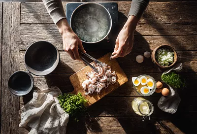 Праздничный салат с кальмарами, яйцом и огурцом