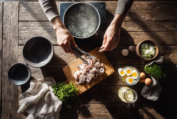 Праздничный салат с кальмарами, яйцом и огурцом
