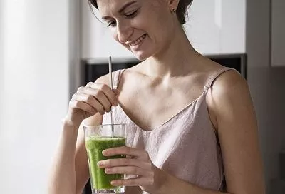 Почувствуйте себя моложе уже через 7 дней: 3 причины начать есть столько зелени (в граммах) этой весной