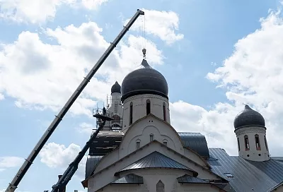 Духовное сердце «Самолета»: освящение куполов храма Сорока Севастийских мучеников
