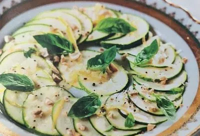 Заправил соусом, и готовить не надо: рецепт карпаччо из цукини за 10 минут – яркое блюдо без хлопот