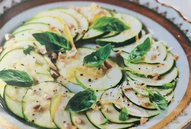 Заправил соусом, и готовить не надо: рецепт карпаччо из цукини за 10 минут – яркое блюдо без хлопот