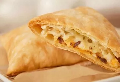 Самса без лепки: берем слоёное тесто — и сочные, румяные треугольники за 40 мин