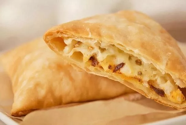 Самса без лепки: берем слоёное тесто — и сочные, румяные треугольники за 40 мин