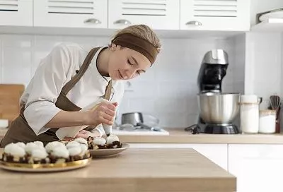 Просто смешиваю творожный сыр со сгущенкой. Торт «Молочная девочка» получается невероятно нежный, а готовится — очень просто