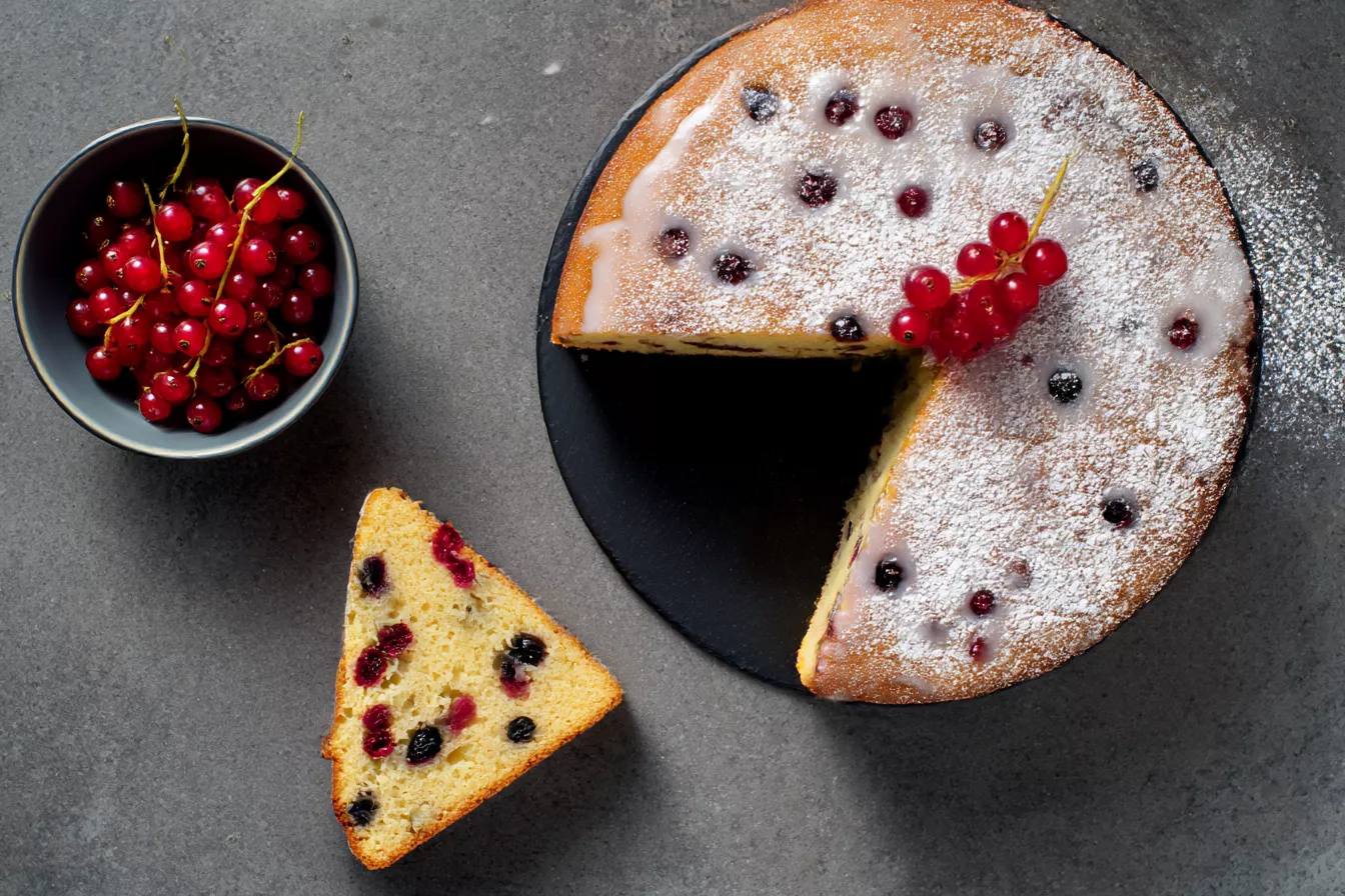 Простейший пирог со смородиной: сочный, ароматный, без лишней суеты