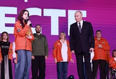 Путин вручил премию «Волонтер года» девушке, очищавшей Черное море в Анапе после крушения танкеров