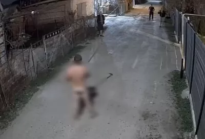 Голый хулиган ударил тяпкой мужчину в Краснодаре