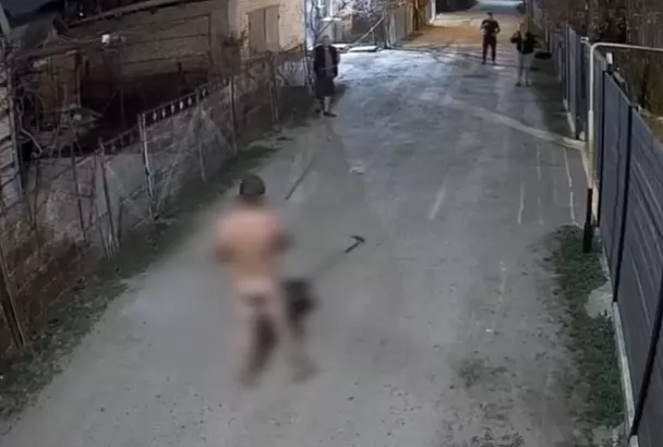 Голый хулиган ударил тяпкой мужчину в Краснодаре