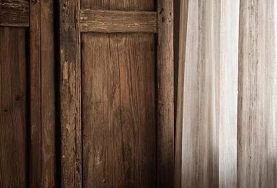 Как вернуть первоначальный вид потемневшей древесине в доме без шлифовки: два простых метода с подручными средствами