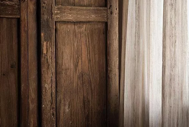 Как вернуть первоначальный вид потемневшей древесине в доме без шлифовки: два простых метода с подручными средствами