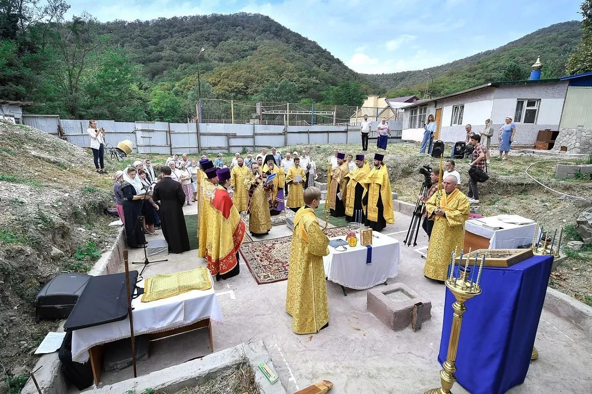 Закладка нового храма в п. Тюменский. Закладка нового храма в п. Тюменский.