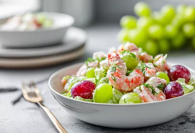Салат с креветками, крабовыми палочками и виноградом: лёгкий и очень вкусный