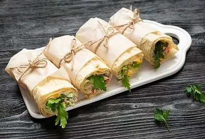 Все гости их обожают: три варианта простой, но сытной закуски - рулетики из лаваша