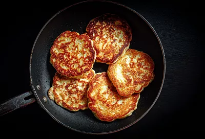 Бюджетные яблочные оладьи с манкой: нежные внутри, румяные снаружи