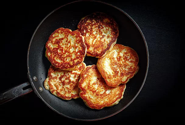 Бюджетные яблочные оладьи с манкой: нежные внутри, румяные снаружи