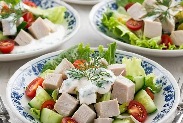 «Царь горы» потеснит Оливье. Обалденный слоеный салат с курицей, картофелем и капустой на новогодний стол - сметут до боя курантов