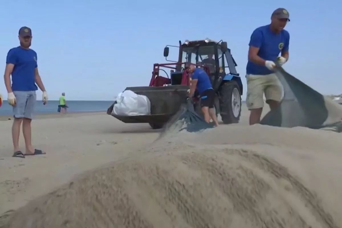 На пляжах Анапы убирают полипропиленовые сети на последних 5 км защитного вала