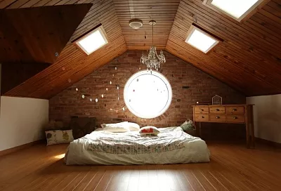 Жизнь будет не в радость: почему врачи и знатоки феншуй не рекомендуют жить и спать в комнатах со скошенными потолками