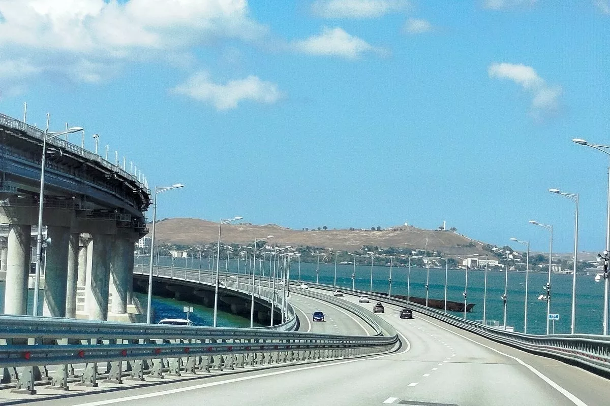 Крымский мост открыли для проезда автомобилей