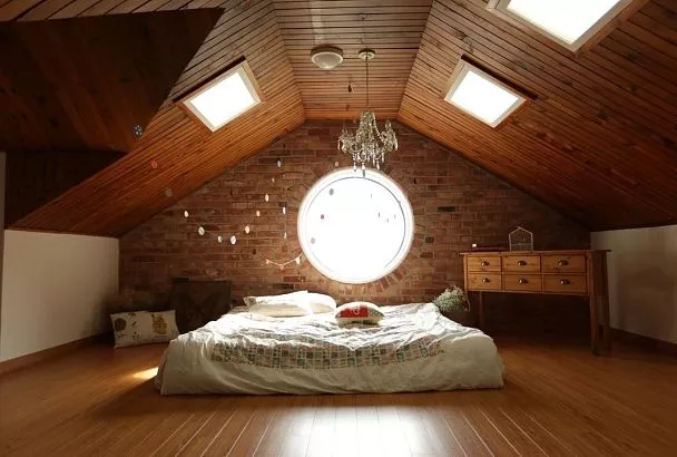 Жизнь будет не в радость: почему врачи и знатоки феншуй не рекомендуют жить и спать в комнатах со скошенными потолками