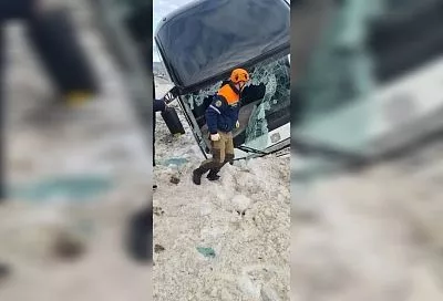 Спасатели помогли выбраться пассажирам из улетевшего в кювет после ДТП автобуса в Новороссийске