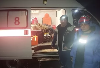 Водитель упал на мотоцикле с высокого берега в русло реки на Кубани