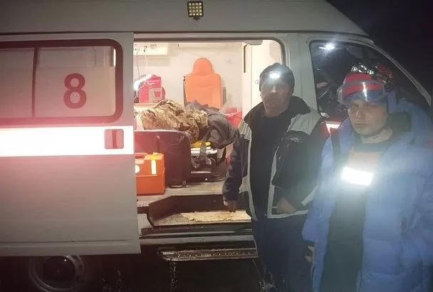 Водитель упал на мотоцикле с высокого берега в русло реки на Кубани