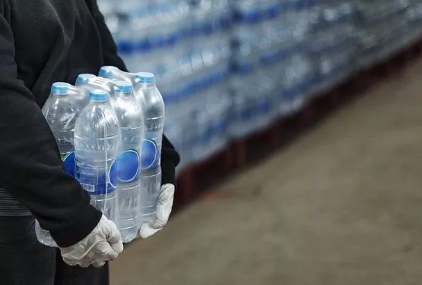 Не лучшая тара для хранения: токсиколог назвал главные риски ежедневного использования пластиковых бутылок