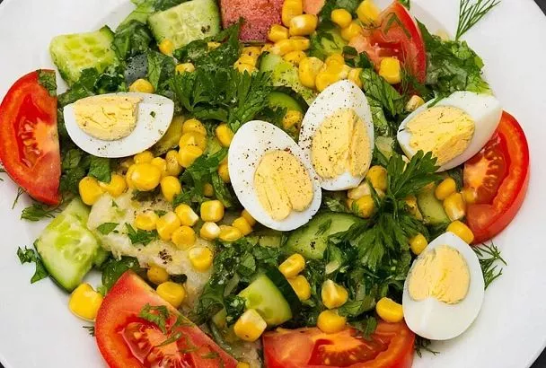 Из обычных продуктов для бутерброда мы приготовили полноценный салат. Этот рецепт выручит, если гости нагрянули неожиданно