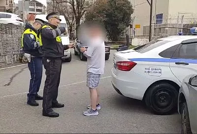 Неадекватный мужчина с игрушечным пистолетом угрожал прохожим в Сочи