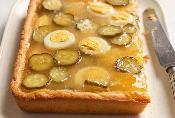 Когда в холодильнике обнаруживается банка огурцов и кефир,  готовлю сытный пирог из заливного теста