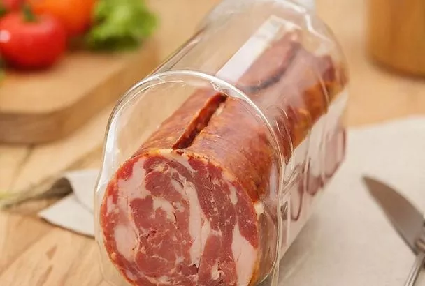 Бюджетный вариант закуски: отварное мясо укладываю в бутылку, получаю вкусный и простой домашний зельц