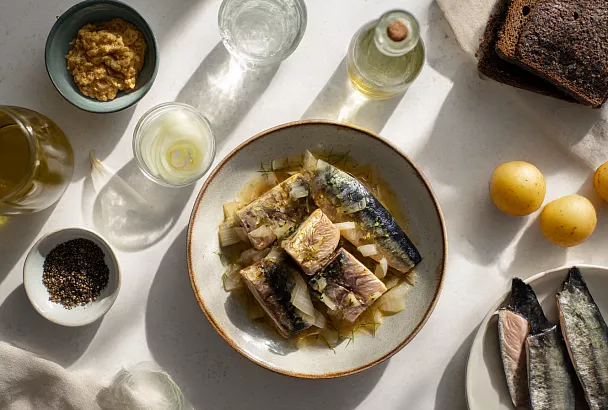 Заливаю кусочки скумбрии уксусом на 30 минут, потом лук с горчицей — и через полчаса на столе малосольная рыбка вкуснее красной