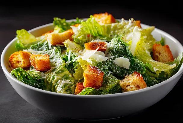Цезарь без майонеза и яиц: идеальный салат с чесночными сухариками