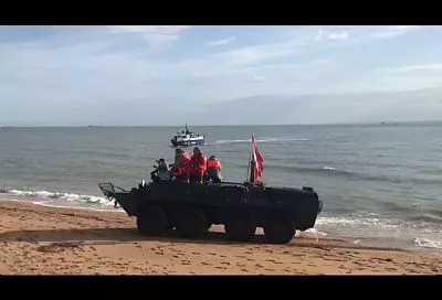 Керченский пролив впервые форсировали на БТР зимой 