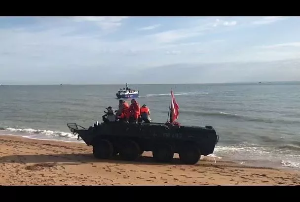 Керченский пролив впервые форсировали на БТР зимой 