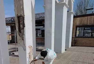 Входную арку на Центральном пляже Анапы восстанавливают к курортному сезону