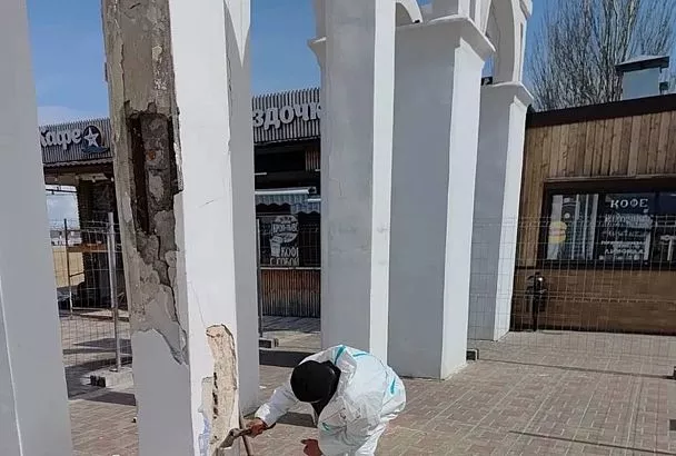 Входную арку на Центральном пляже Анапы восстанавливают к курортному сезону