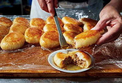 Беляши жареные делаю «как в детстве»: дрожжевое тесто не пьёт масло — внутри сочная начинка без дырочек