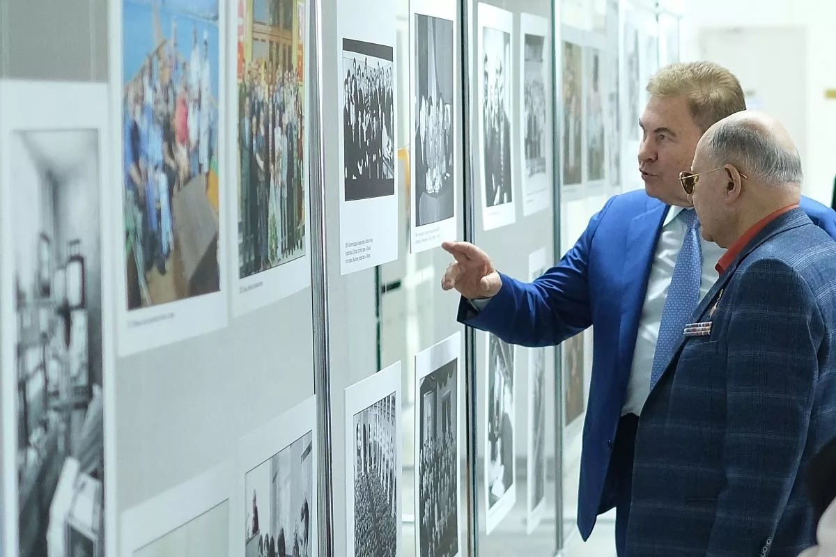 В течение всего праздника журналисты поднимались на сцену за заслуженными наградами. В течение всего праздника журналисты поднимались на сцену за заслуженными наградами.