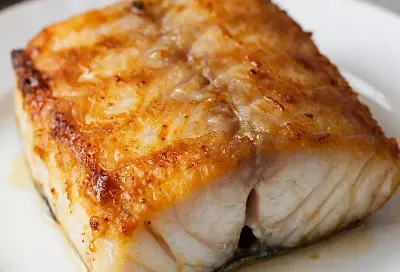 Рыба, запеченная в духовке.  Никто не верит, что  это простой минтай - румяная корочка, а само филе внутри беленькое и сочное