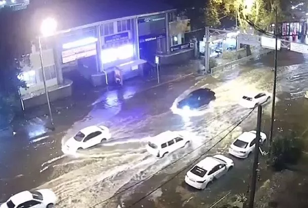 Ночной ливень с градом затопил дороги Сочи