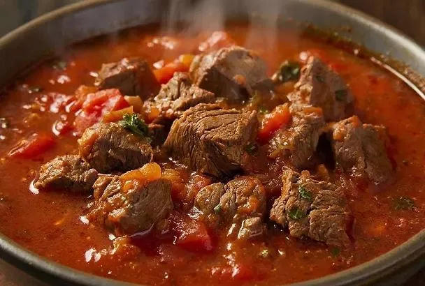 Очень вкусный гуляш из говядины, как в советской столовой: секрет в идеальной подливке, которой  должно быть не меньше, чем мяса 