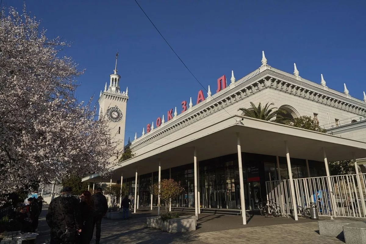 Здание железнодорожного вокзала Сочи