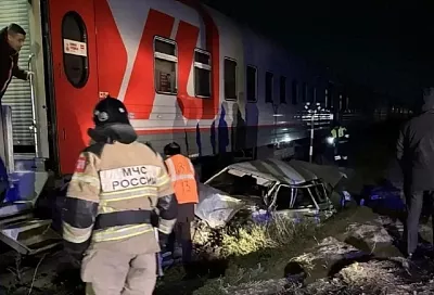 Поезд Адлер - Санкт-Петербург столкнулся с автомобилем