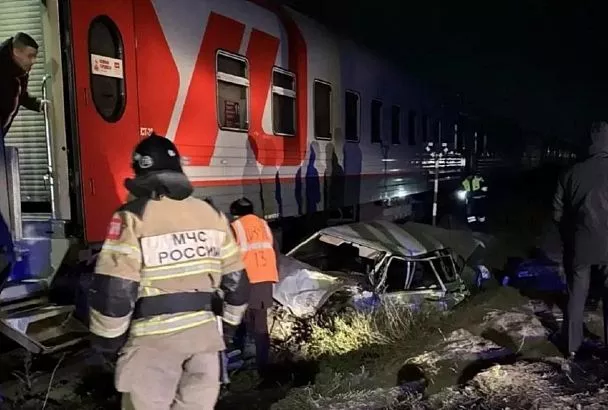 Поезд Адлер - Санкт-Петербург столкнулся с автомобилем