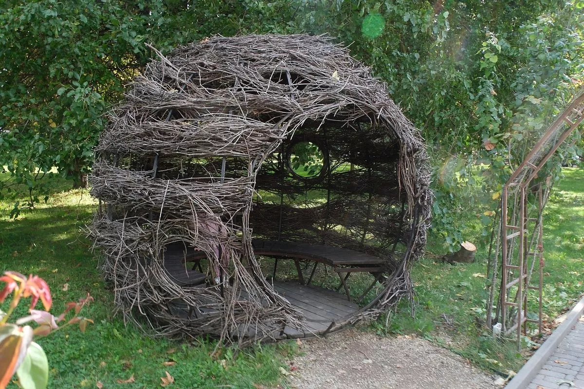 На набережной можно встретить оригинальные зоны отдыха. Это беседки, сплетенные из прутьев. Со стороны они выгладят как большие птичьи гнезда.